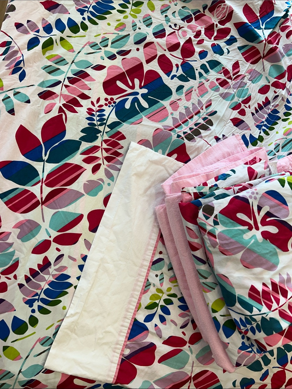 Twin Duvet cover with matching sheets and BONUS pink flannel sheets